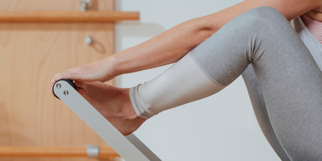 Antonio Izquierdo guía una sesión de Pilates clásico en Girona enfocada a reducir el estrés y la ansiedad mediante movimiento y respiración consciente.